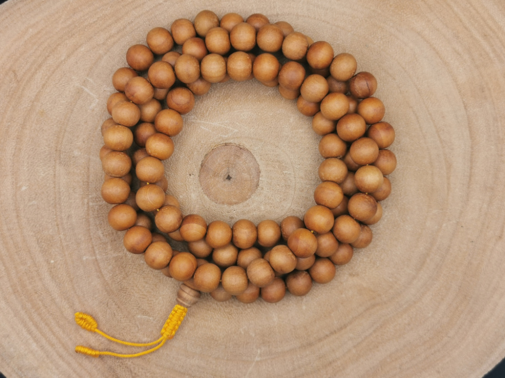 Preview: Sandelholz Mala mit 108+1 Perlen (10mm) – handgefertigt in Nepal mit traditionellem Knoten